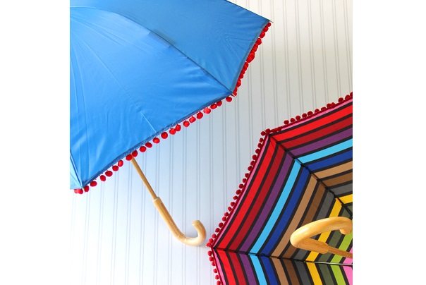 Tutorial: No-sew pom pom umbrella