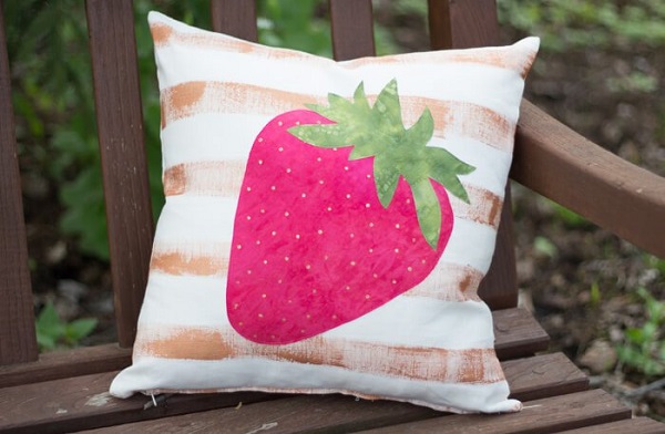 Free pattern: Strawberry applique painted pillow