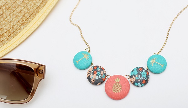 Tutorial: Fabric covered button necklace