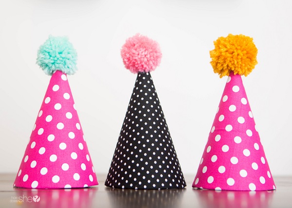 Tutorial: Fabric party hats with pom poms