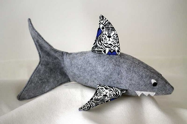 Free pattern: Friendly tiger shark softie