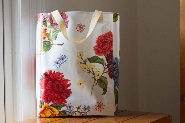 Free pattern: Oilcloth grocery tote