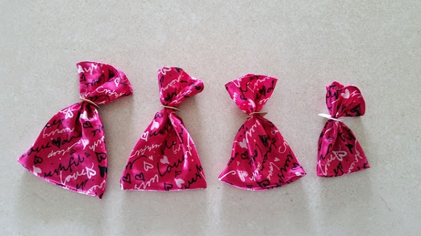 Tutorial: Super easy fabric gift sacks from your scraps