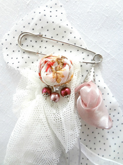 Tutorial: Shabby chic brooch from your sewing scraps