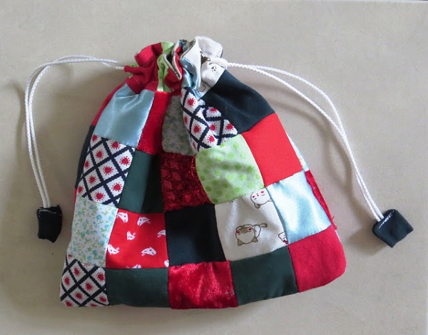 Tutorial: Scrap fabric patchwork drawstring gift bag