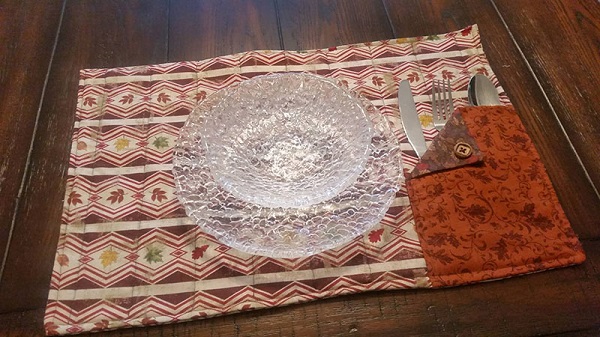 Tutorial: Sew a placemat with a flatware pocket