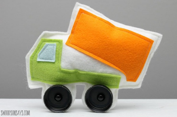 Free pattern: Felt dump truck softie with bottle cap wheels