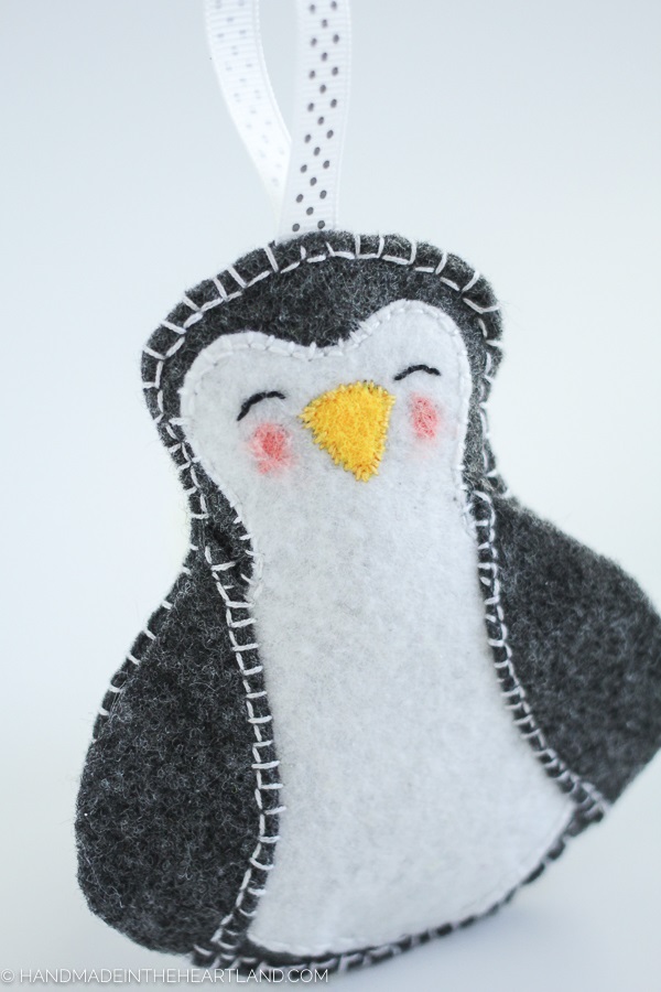 Free pattern: Felt penguin Christmas ornament