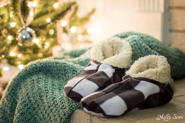 Free pattern: Cozy fleece lined slippers