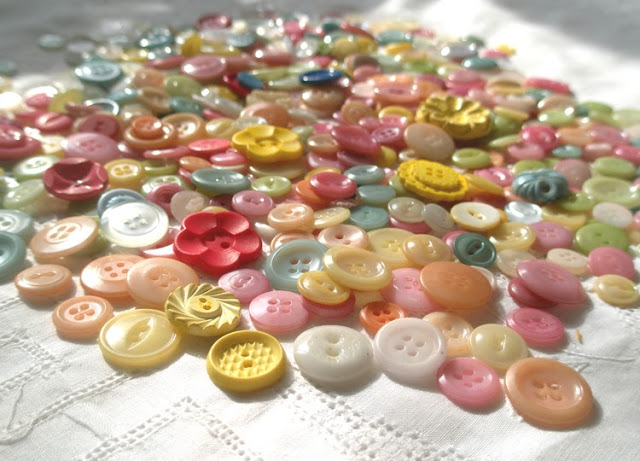 Tutorial: Dye buttons with fabric dye