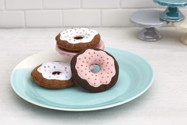 Tutorial: Sew a felt donut