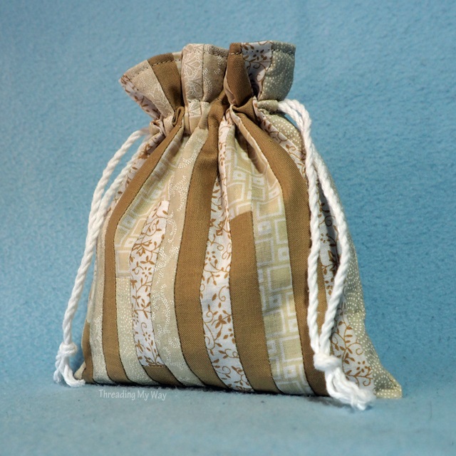 Tutorial: Fabric scrap pieced drawstring bag