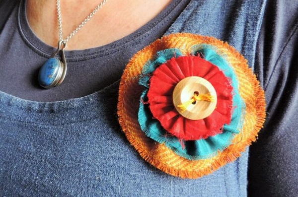 Tutorial: Colorful scrappy fabric flower brooch