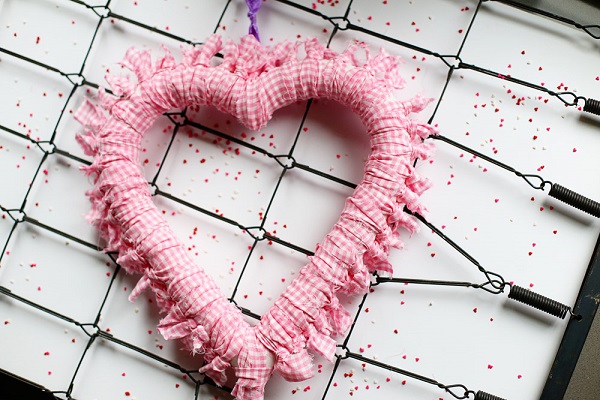 Tutorial: Knotted fabric heart wreath