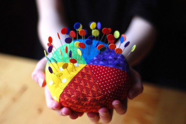 Tutorial: Sew a color wheel pincushion