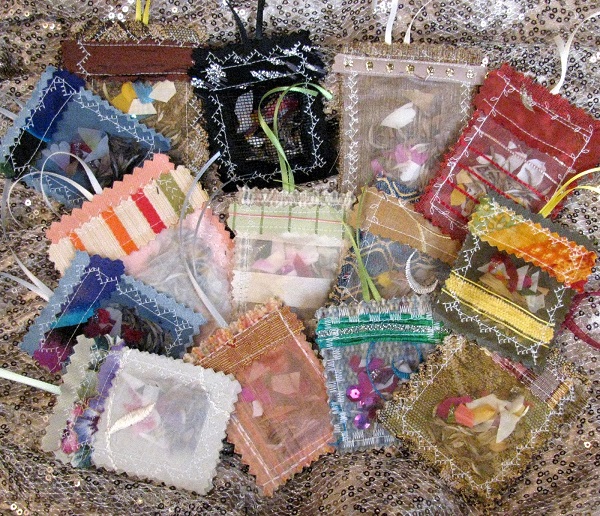 Tutorial: Scrap fabric shaker gift tags