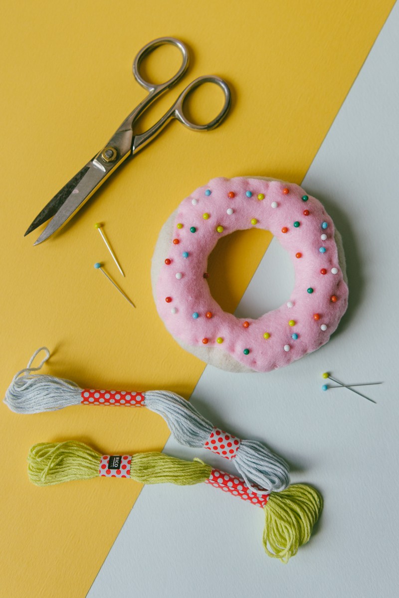 Tutorial: Donut pincushion with sprinkles