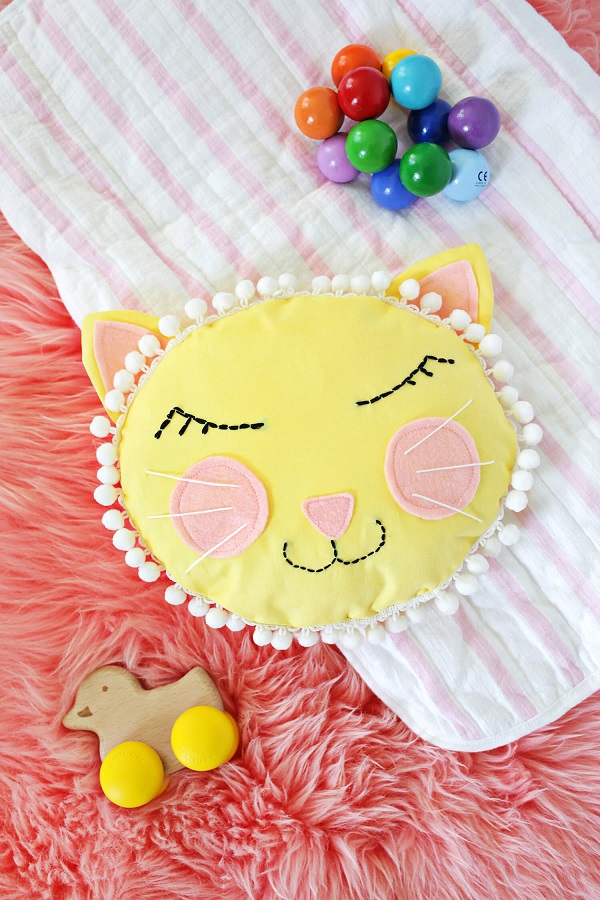 Tutorial and pattern: Cat face pillow with pom poms