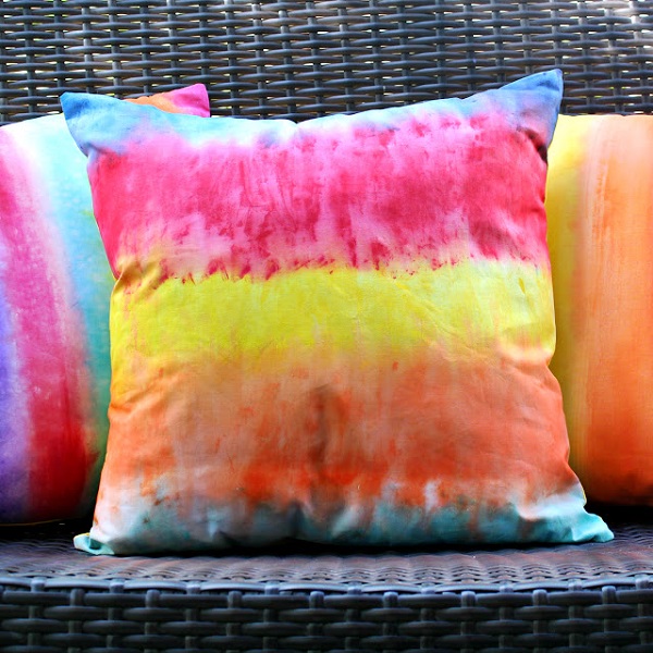 Tutorial: DIY rainbow print pillows