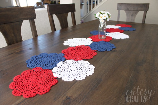 Tutorial: 4th of July doily table runner