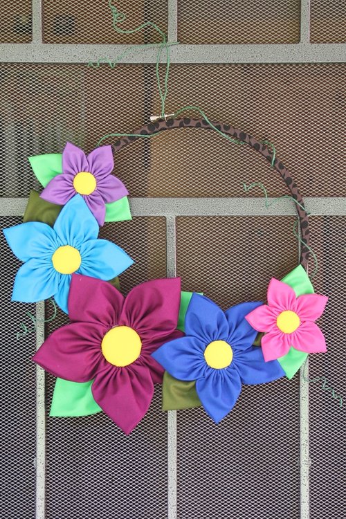 Tutorial: Fabric flower embroidery hoop wreath