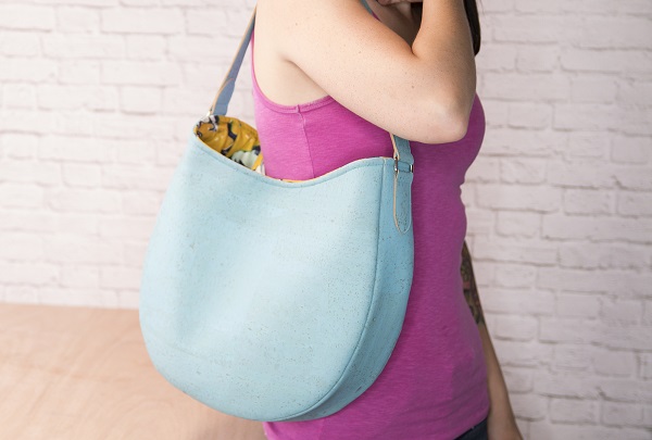 Video tutorial: Sew a simple leather hobo bag