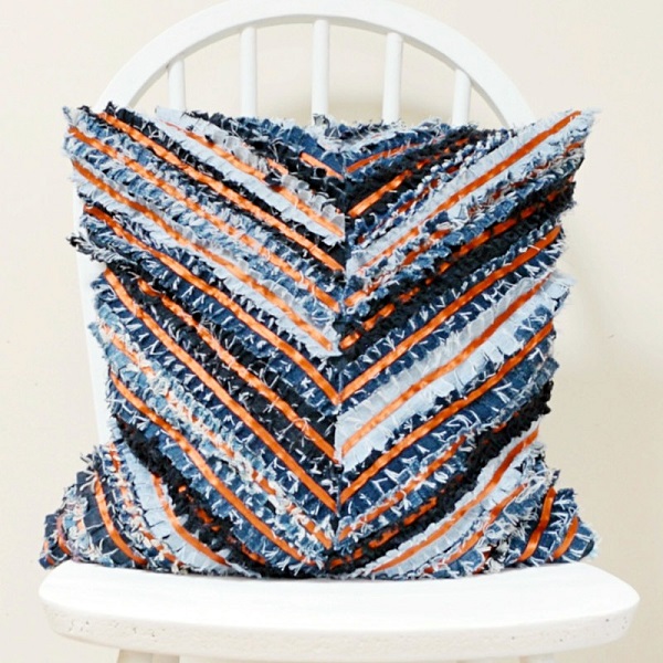 Tutorial: Recycled denim fringed chevron pillow