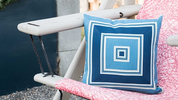 Video tutorial: Mitered square pillow using striped fabric