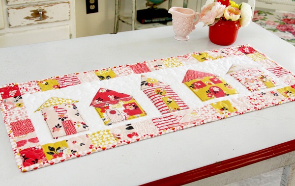 Tutorial and pattern: Little houses patchwork table runner