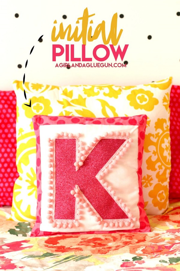 Tutorial: Vinyl and pom pom monogram pillow