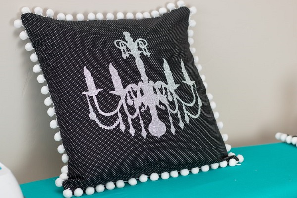 Tutorial: Pom pom trim pillow with an invisible zipper