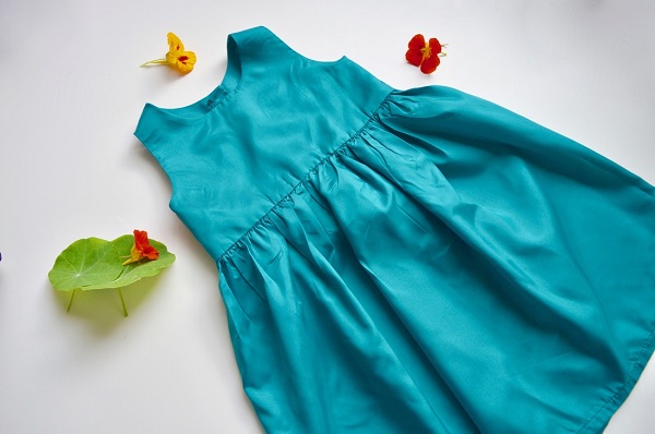 Tutorial and pattern: Little girls simple sleeveless dress