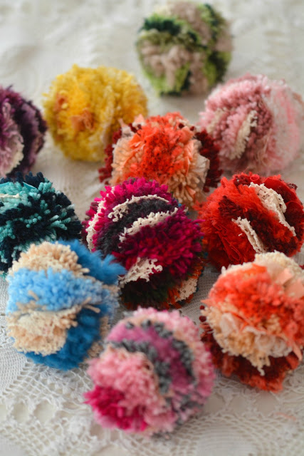 Tutorial: Boho multicolor yarn pom poms