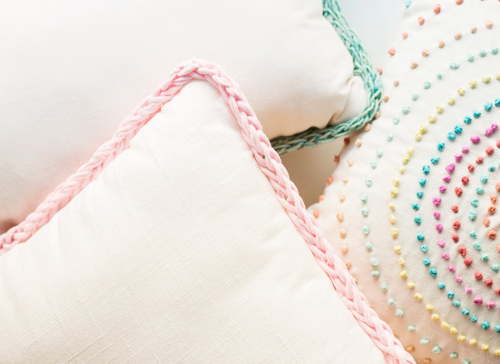 Tutorial: Finger knit trimmed pillows