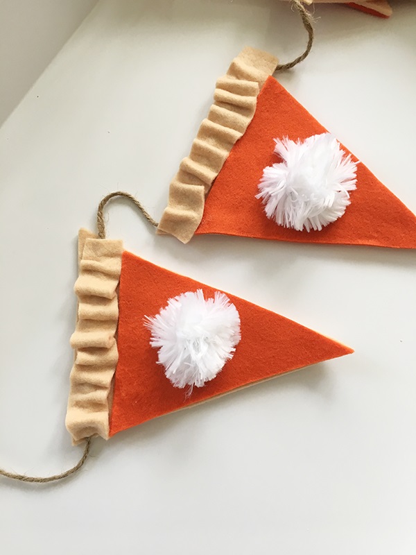 Tutorial: No-sew pumpkin pie garland