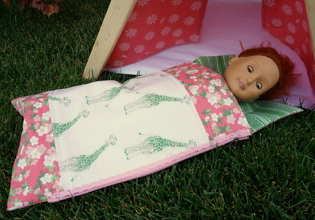 Tutorial: Doll sleeping bag with an exposed lace zipper