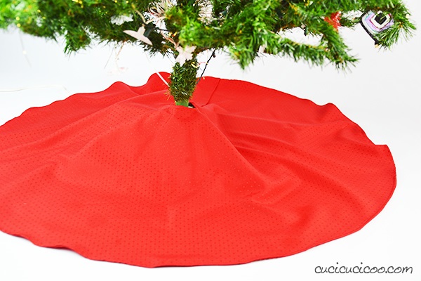 Tutorial and pattern: Christmas tree skirt made from a tablecloth