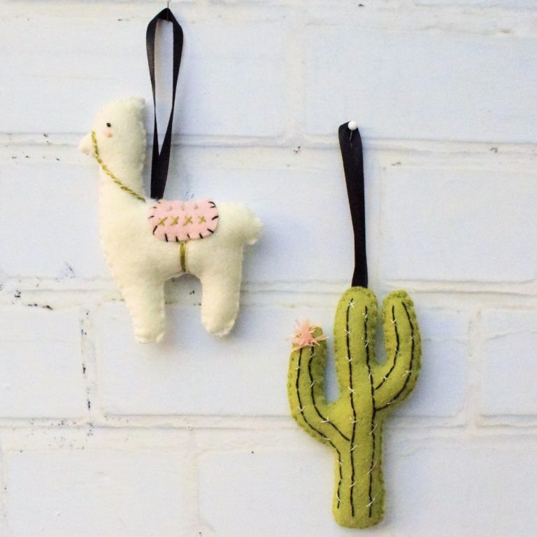 Tutorial and pattern: Felt llama and cactus Christmas ornaments