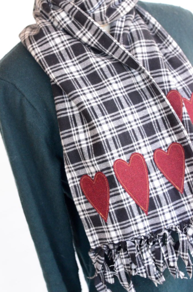 Tutorial: Fringed flannel scarf with felt heart appliques