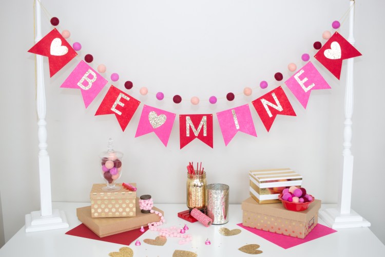 Tutorial: Valentine's Day Bunting Banner