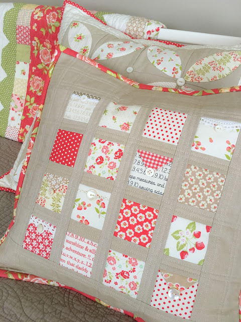 Tutorial: Love Notes patchwork pillow, perfect for your small scraps