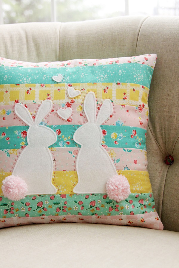 Tutorial and pattern: Bunnies in Love patchwork pillow