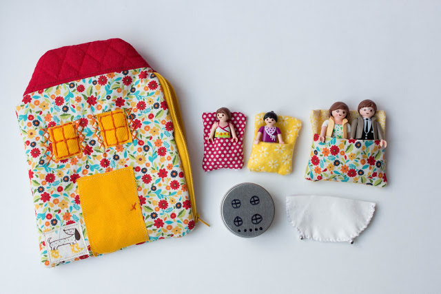 Inspiration: A little fabric dollhouse playset