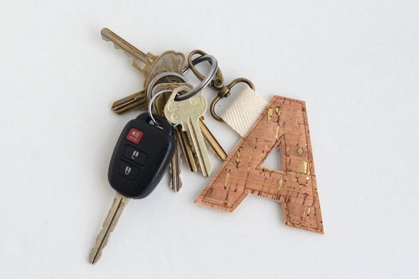 Tutorial: DIY monogram key fob from cork fabric