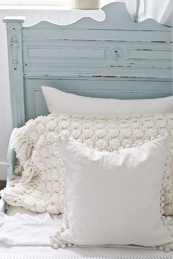 Sewing tutorial: Farmhouse pillow from bath mats