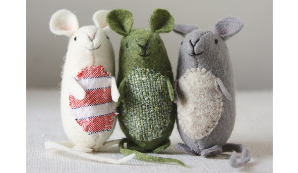 Free pattern: Wee felt mice softies