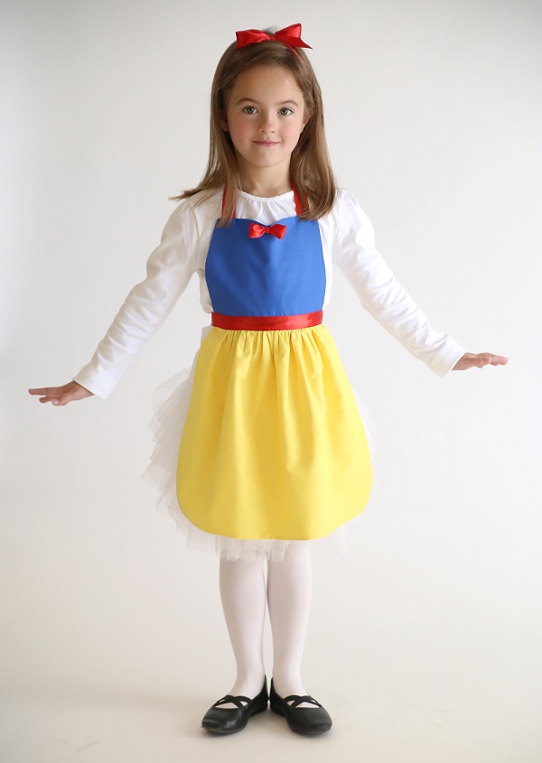 Free Sewing pattern: Snow White play apron for girls – Sewing