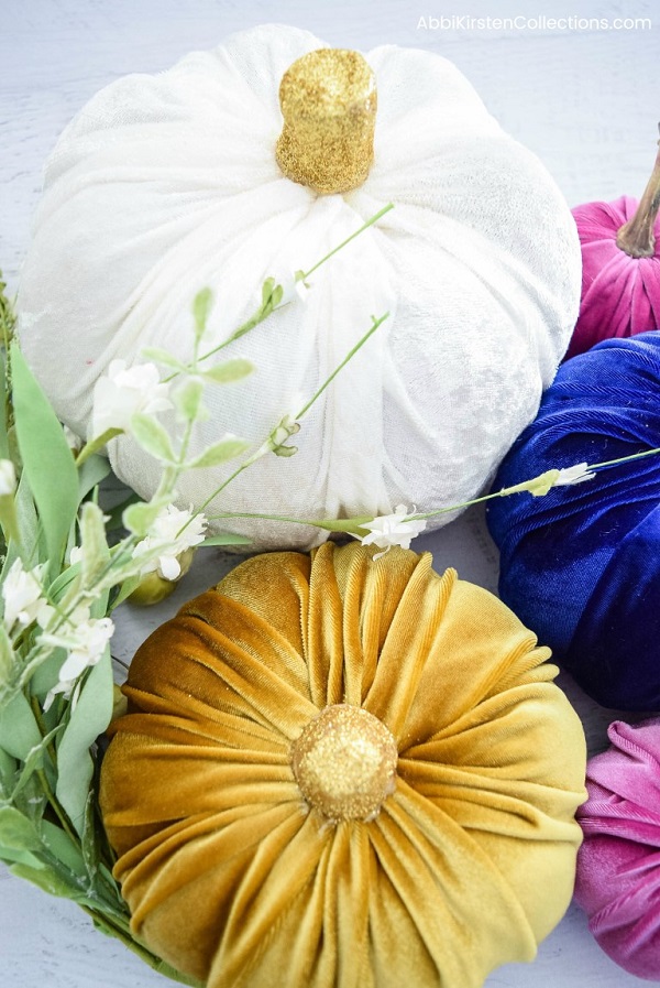 Tutorial: No-sew miniature velvet pumpkin