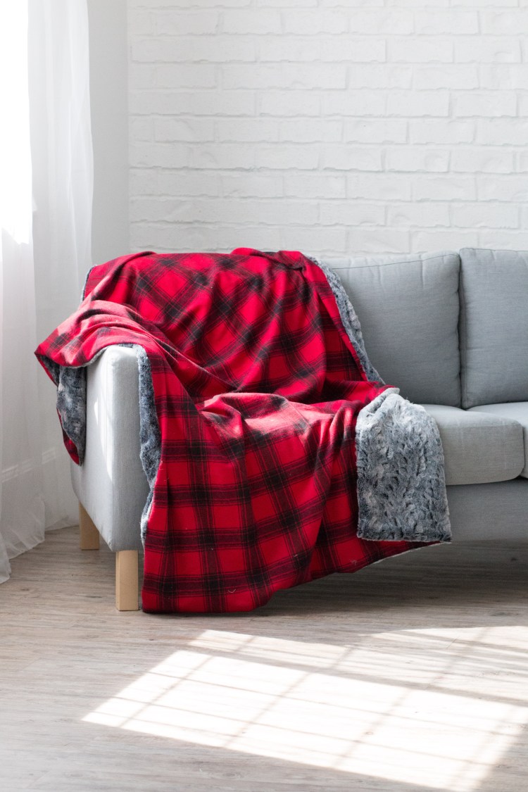 Sewing tutorial: Easy flannel and fur blanket