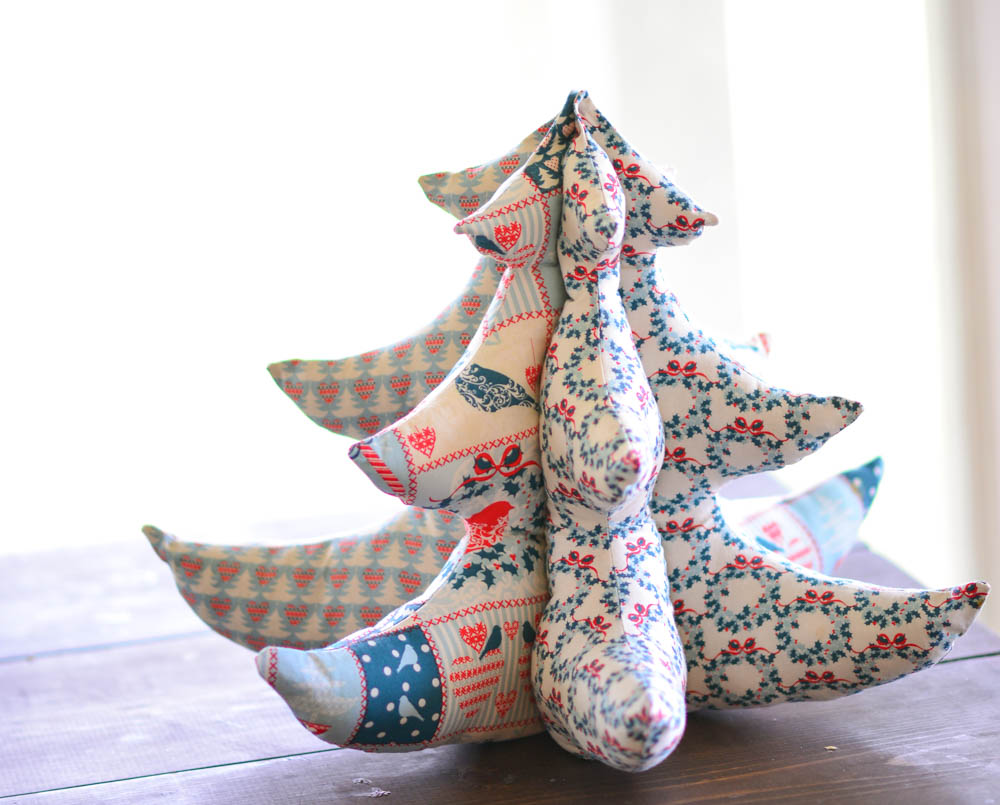 Free sewing pattern: Stuffed fabric Christmas tree